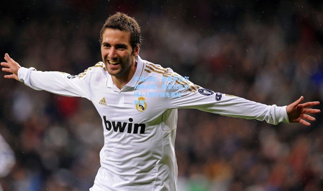 半场战报，奥亚萨瓦尔双响闪耀，皇家社会主场2-1暂时领先塞维利亚