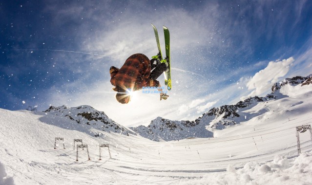 西甲联赛激战正酣，皇马巴萨上演巅峰对决